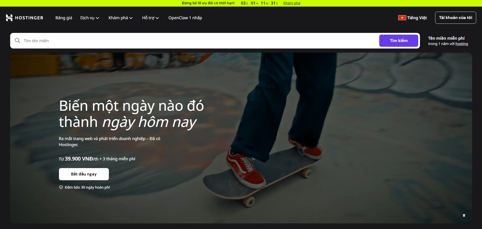 Người đang trượt ván trên đường phố với thông điệp khởi đầu website cùng Hostinger nhanh chóng và dễ dàng